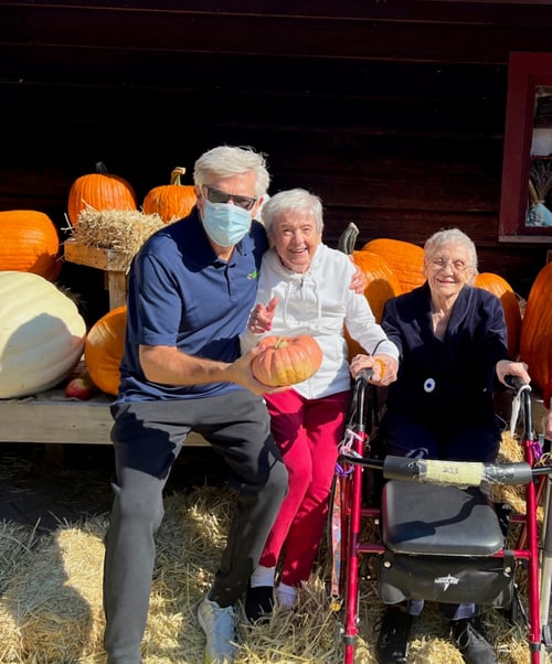 Rendever Photo 2. Dave with residents. Pumpkin Farm.